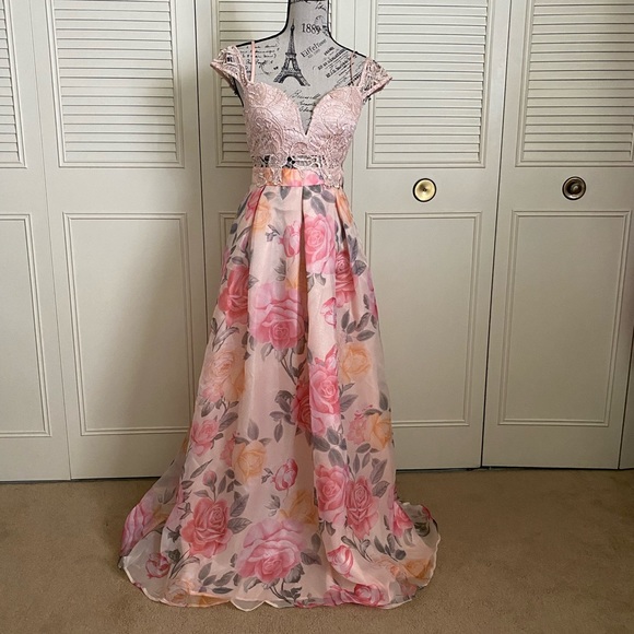 Soieblu Dresses & Skirts - Soieblu Lace Bodice Peach Floral Gown Maxi Dress